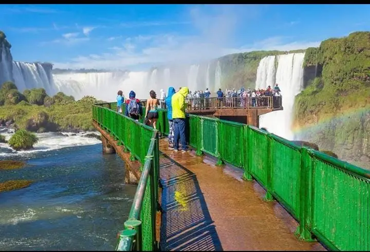Passarela que da acesso aos quedas